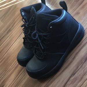 Black nike boots